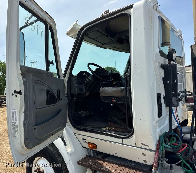 image for item DV4121 2004 International 8600 semi truck