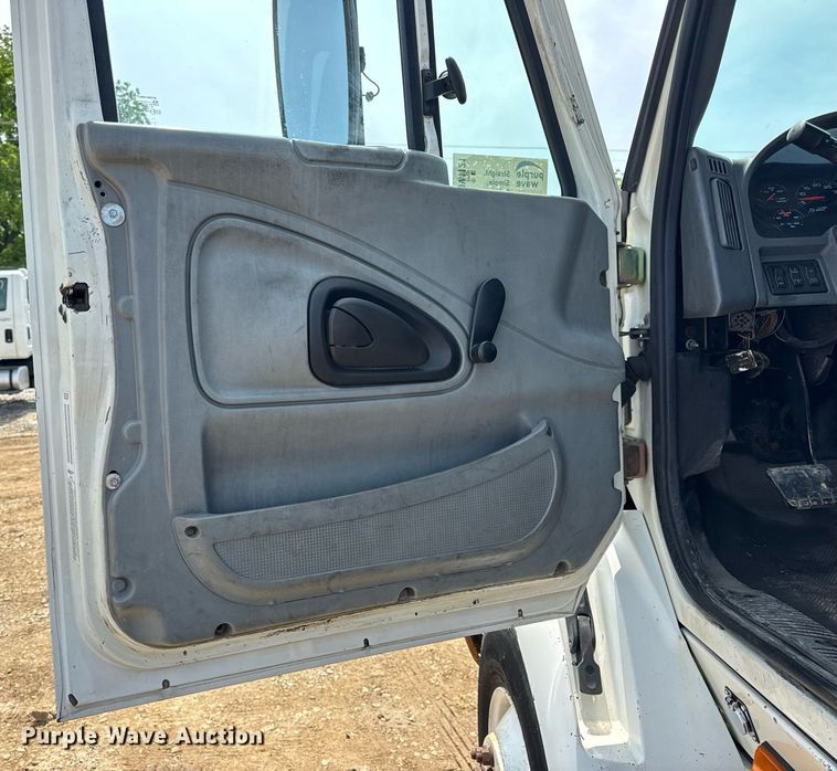 image for item DV4121 2004 International 8600 semi truck