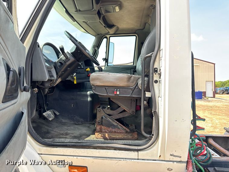 image for item DV4121 2004 International 8600 semi truck