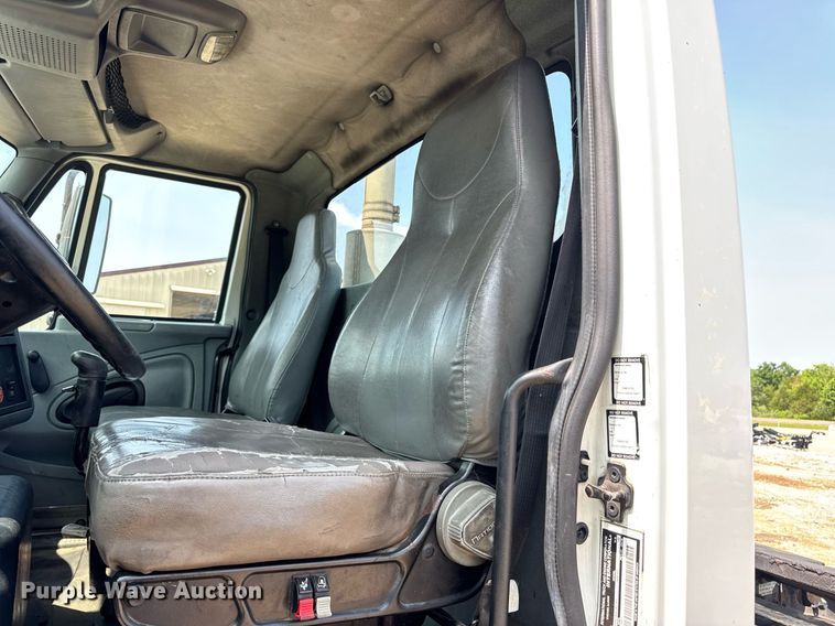 image for item DV4121 2004 International 8600 semi truck