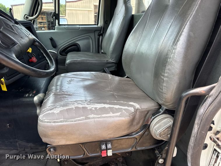 image for item DV4121 2004 International 8600 semi truck