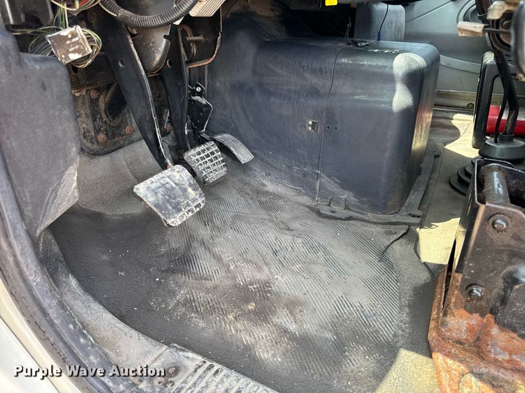 image for item DV4121 2004 International 8600 semi truck