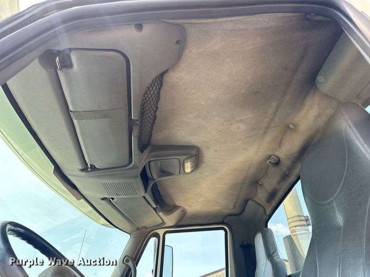 image for item DV4121 2004 International 8600 semi truck