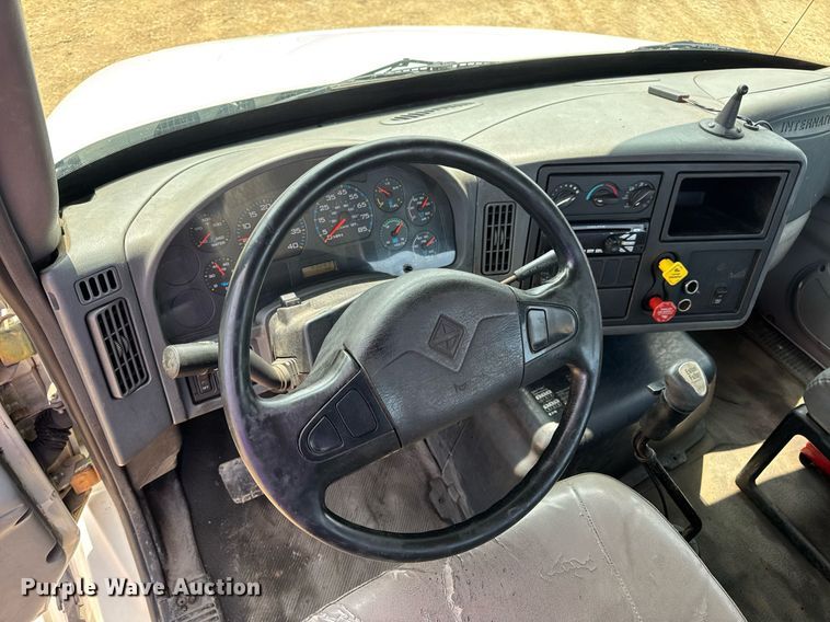 image for item DV4121 2004 International 8600 semi truck