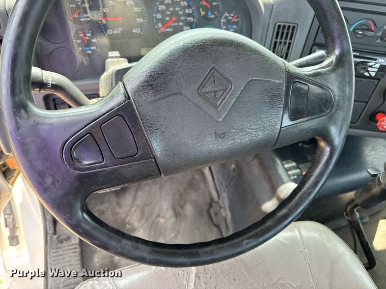 image for item DV4121 2004 International 8600 semi truck