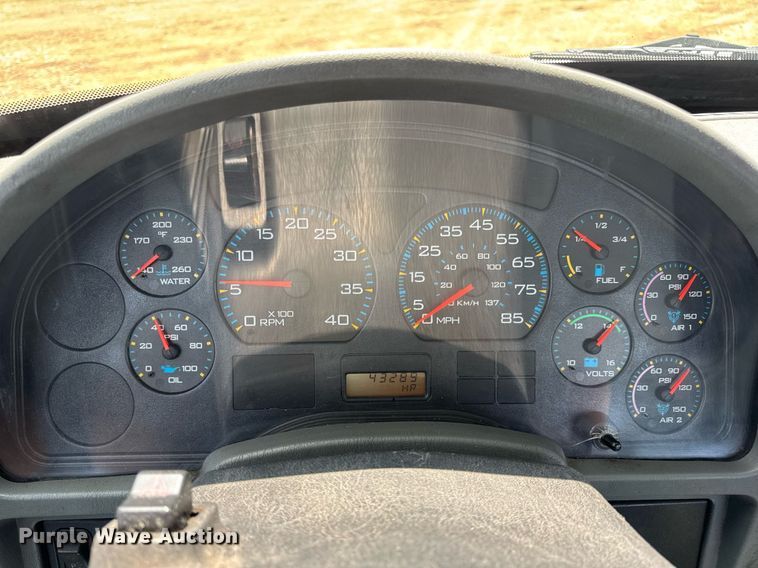 image for item DV4121 2004 International 8600 semi truck