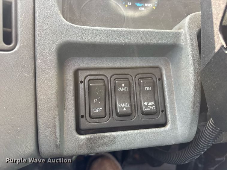 image for item DV4121 2004 International 8600 semi truck