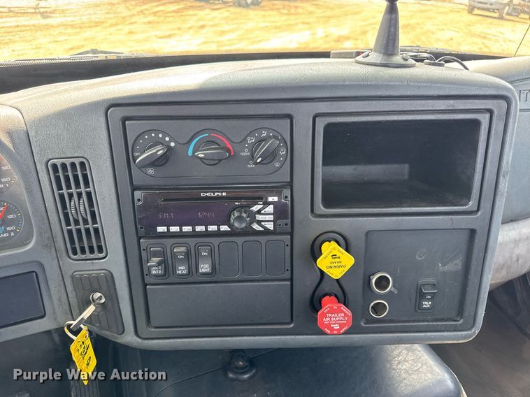 image for item DV4121 2004 International 8600 semi truck