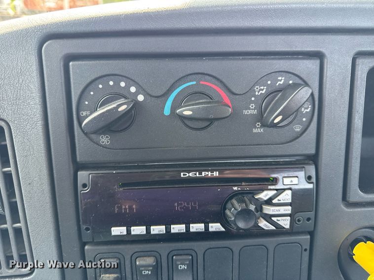 image for item DV4121 2004 International 8600 semi truck