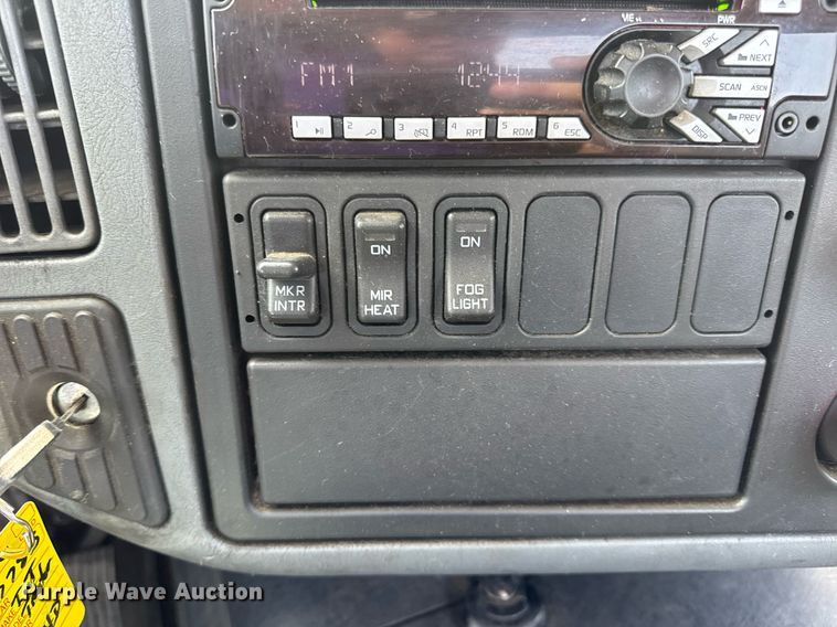 image for item DV4121 2004 International 8600 semi truck