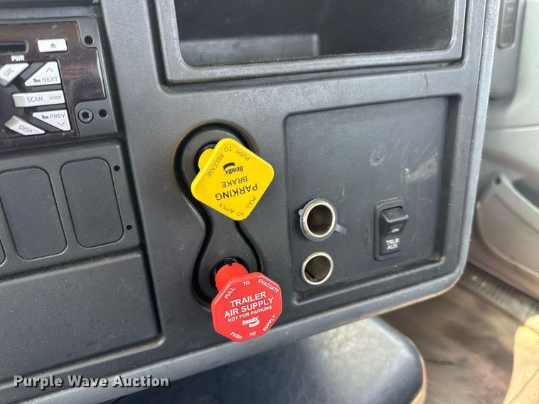 image for item DV4121 2004 International 8600 semi truck