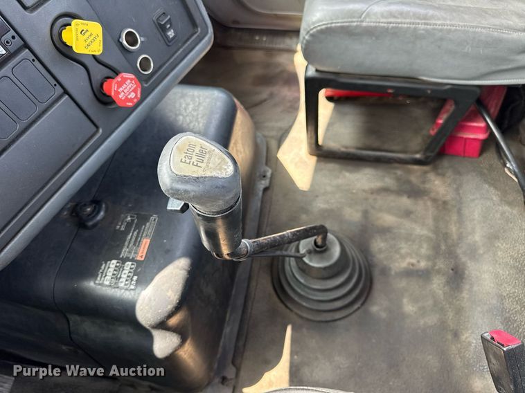 image for item DV4121 2004 International 8600 semi truck