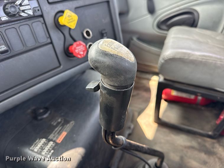 image for item DV4121 2004 International 8600 semi truck