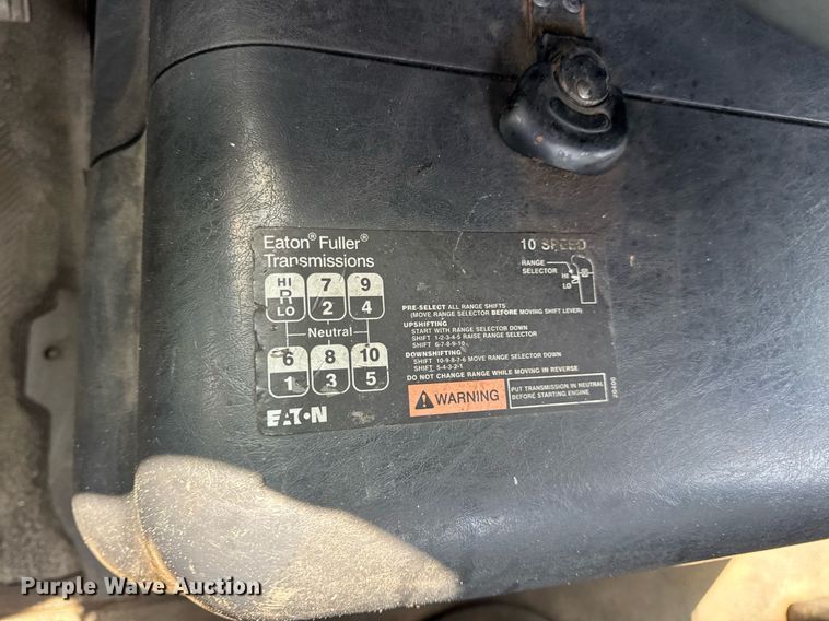 image for item DV4121 2004 International 8600 semi truck