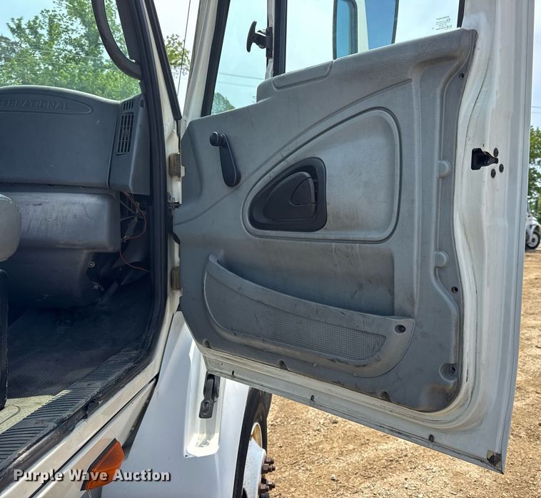 image for item DV4121 2004 International 8600 semi truck