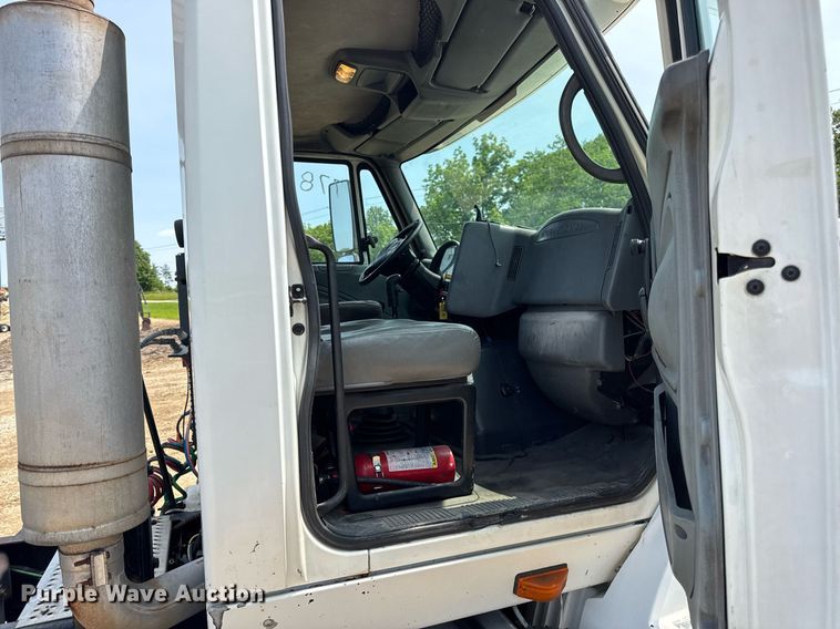 image for item DV4121 2004 International 8600 semi truck