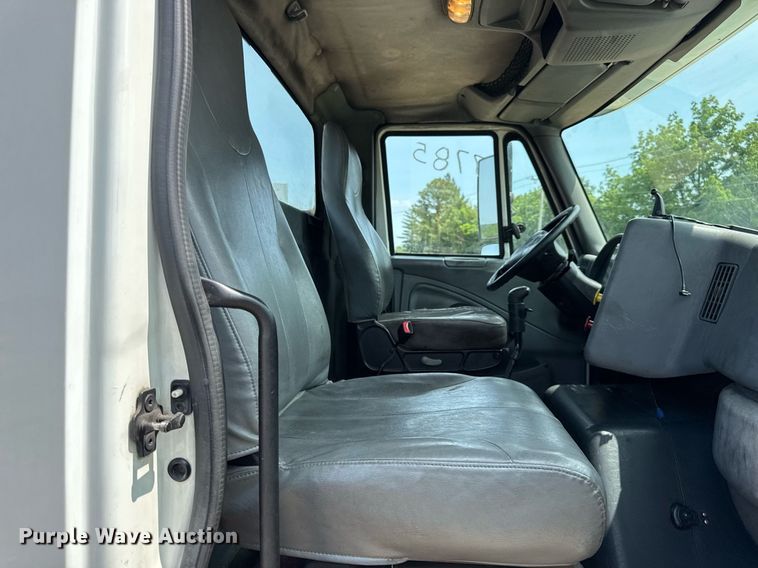 image for item DV4121 2004 International 8600 semi truck