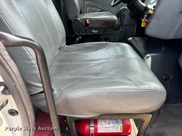 image for item DV4121 2004 International 8600 semi truck