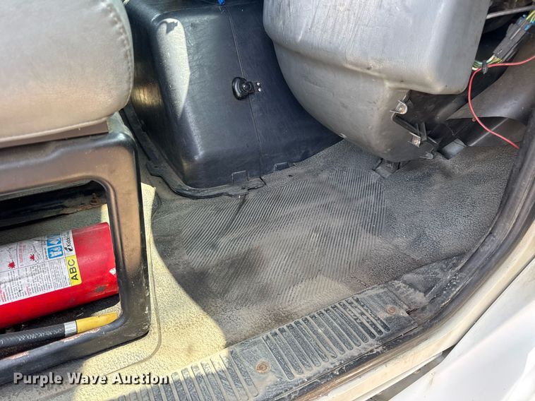 image for item DV4121 2004 International 8600 semi truck