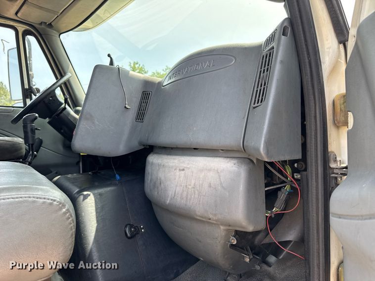 image for item DV4121 2004 International 8600 semi truck