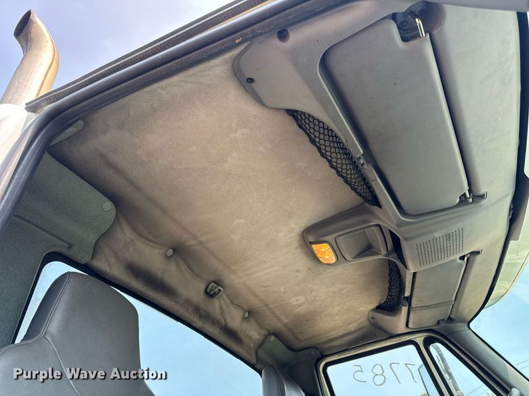 image for item DV4121 2004 International 8600 semi truck