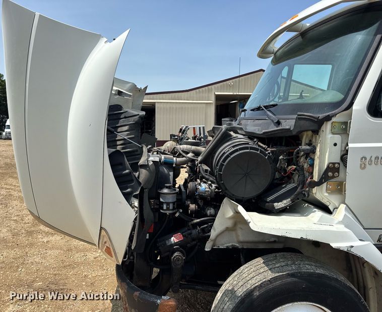 image for item DV4121 2004 International 8600 semi truck