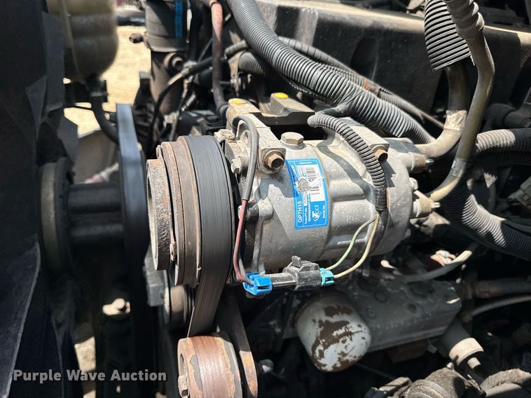 image for item DV4121 2004 International 8600 semi truck