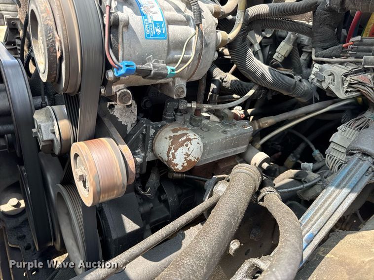 image for item DV4121 2004 International 8600 semi truck