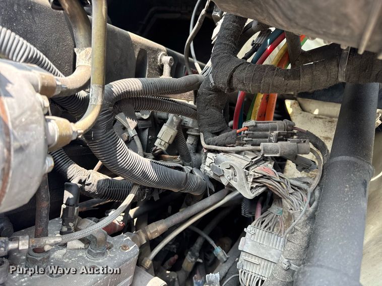 image for item DV4121 2004 International 8600 semi truck