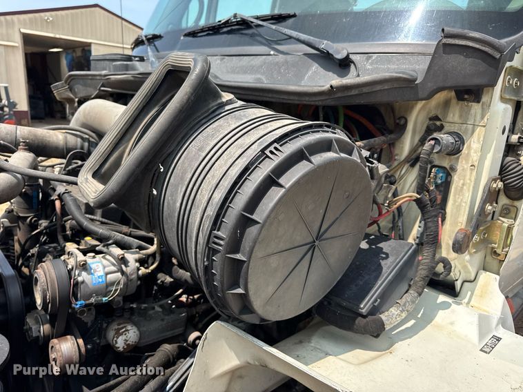 image for item DV4121 2004 International 8600 semi truck