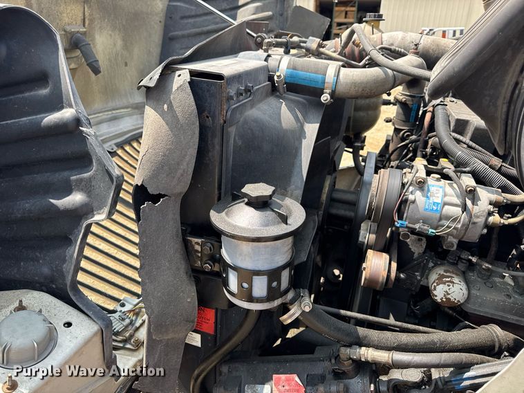 image for item DV4121 2004 International 8600 semi truck