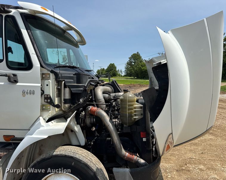 image for item DV4121 2004 International 8600 semi truck