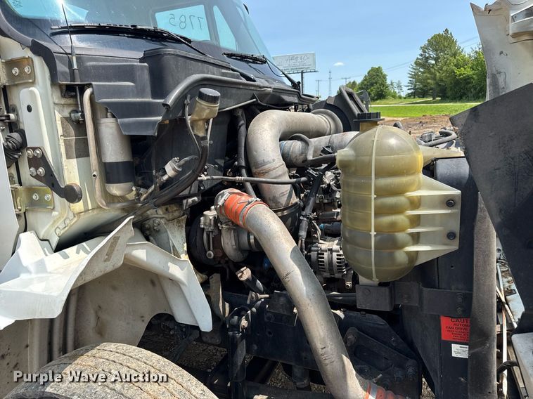 image for item DV4121 2004 International 8600 semi truck