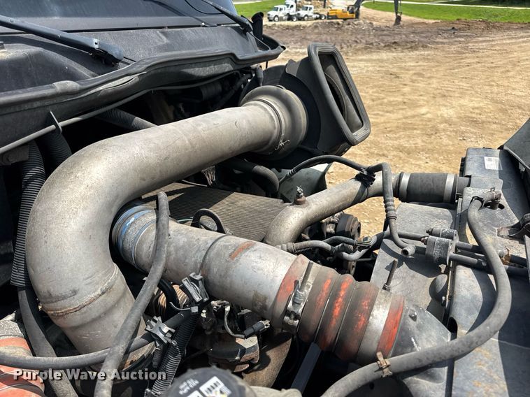 image for item DV4121 2004 International 8600 semi truck