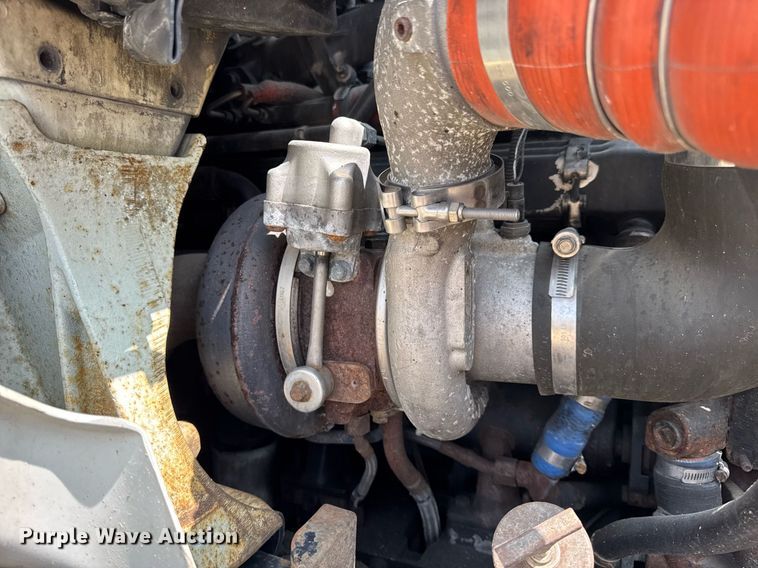 image for item DV4121 2004 International 8600 semi truck