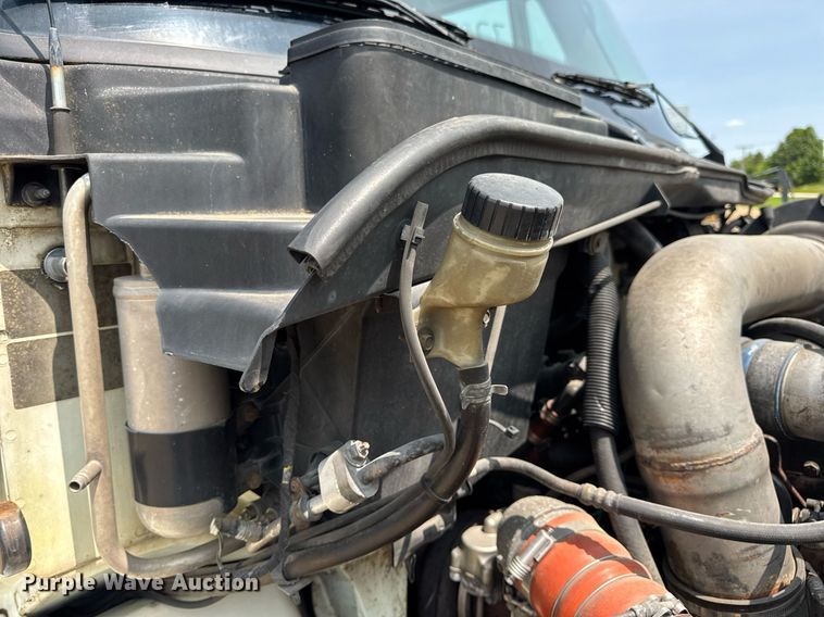 image for item DV4121 2004 International 8600 semi truck