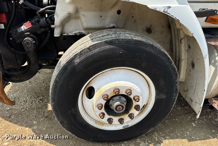 image for item DV4121 2004 International 8600 semi truck