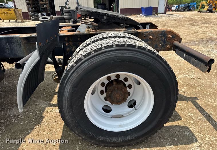 image for item DV4121 2004 International 8600 semi truck