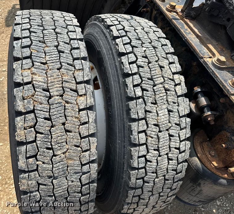 image for item DV4121 2004 International 8600 semi truck