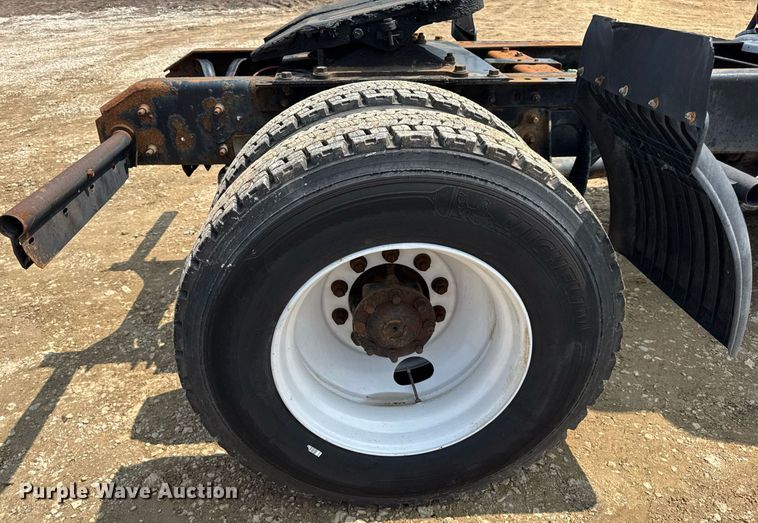 image for item DV4121 2004 International 8600 semi truck