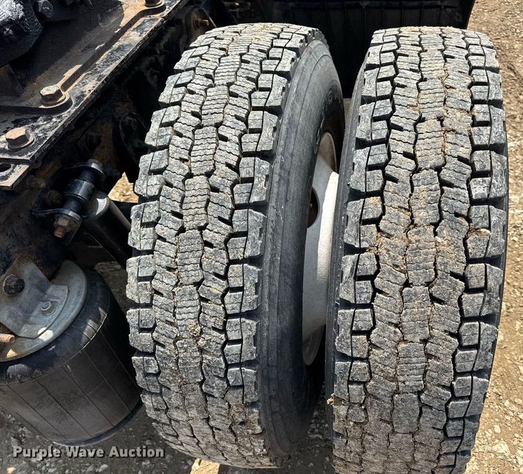 image for item DV4121 2004 International 8600 semi truck