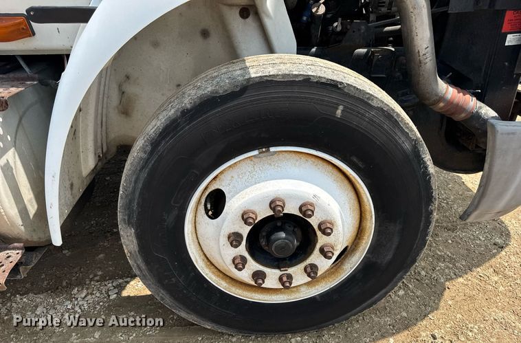 image for item DV4121 2004 International 8600 semi truck