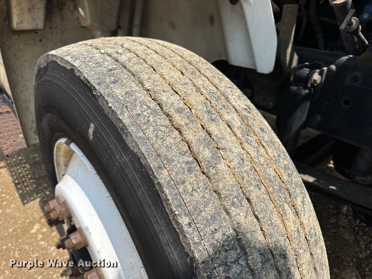 image for item DV4121 2004 International 8600 semi truck