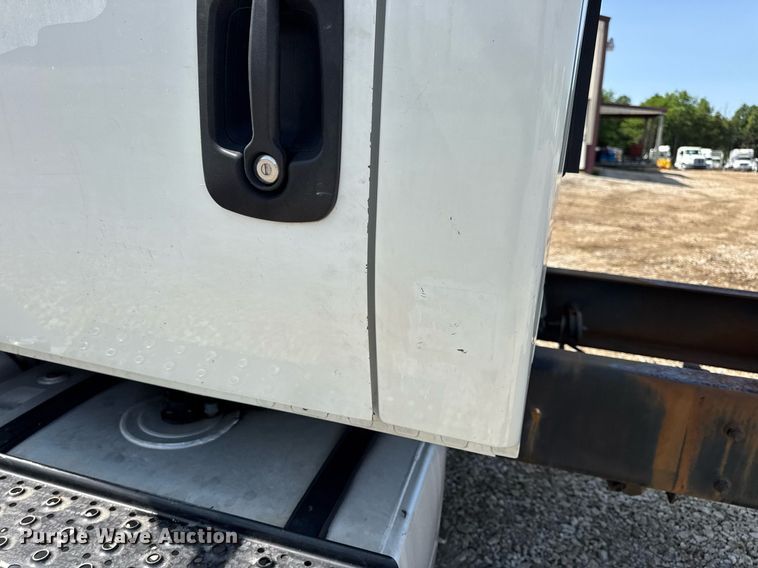 image for item DV4122 2010 International DuraStar 4300 truck cab and chassis