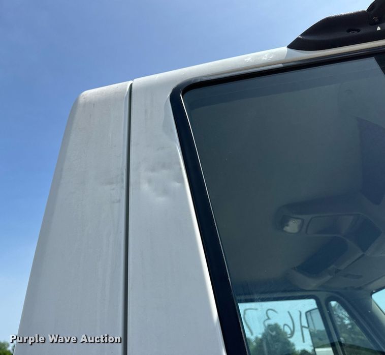 image for item DV4122 2010 International DuraStar 4300 truck cab and chassis