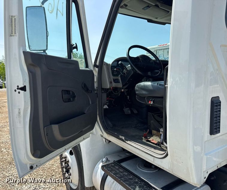 image for item DV4122 2010 International DuraStar 4300 truck cab and chassis