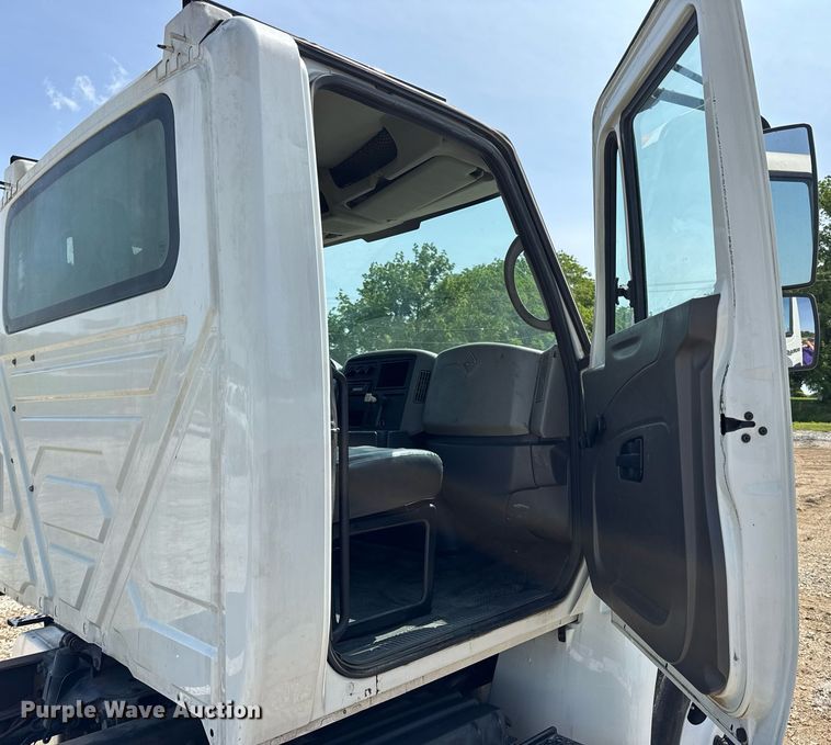 image for item DV4122 2010 International DuraStar 4300 truck cab and chassis