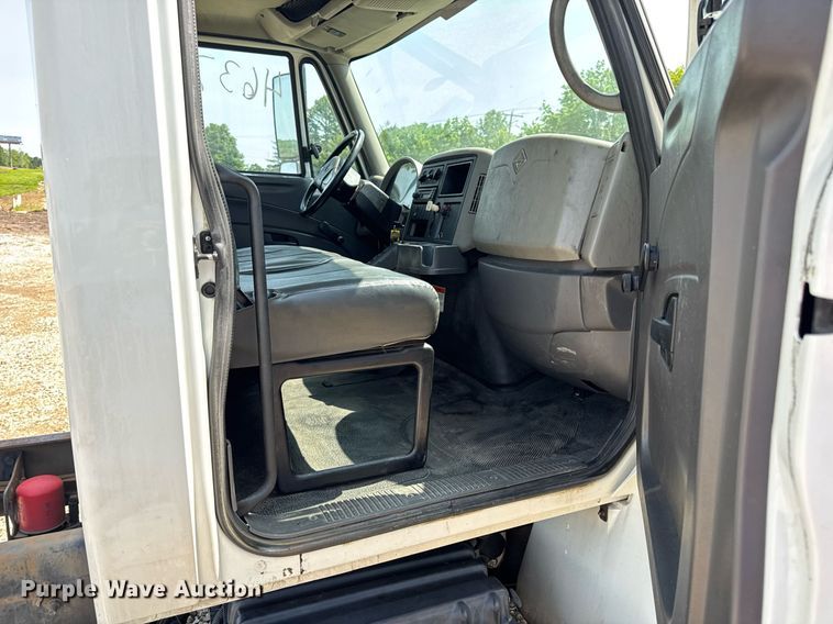 image for item DV4122 2010 International DuraStar 4300 truck cab and chassis