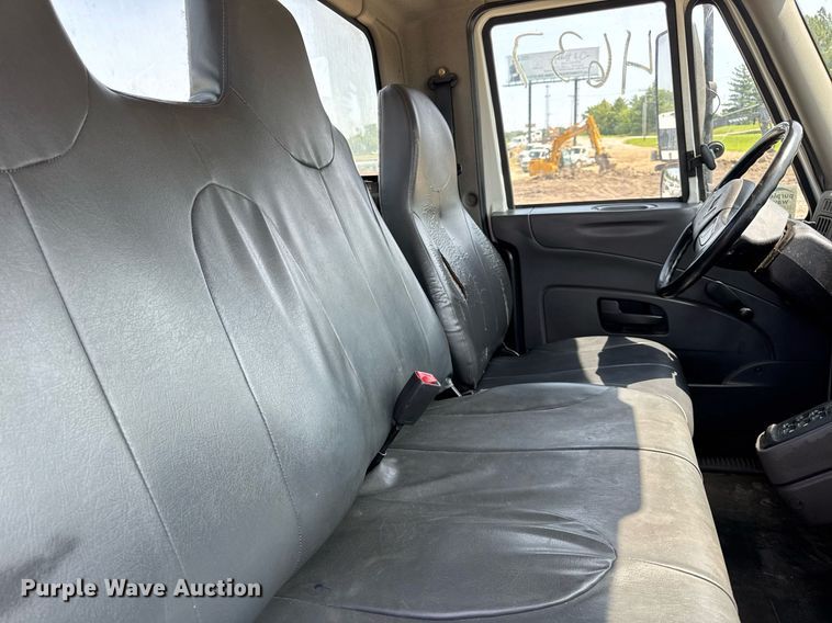 image for item DV4122 2010 International DuraStar 4300 truck cab and chassis