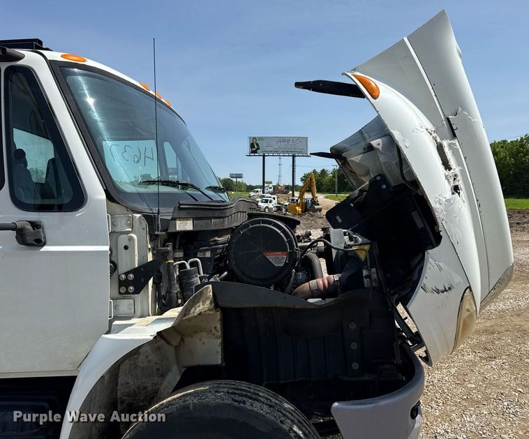 image for item DV4122 2010 International DuraStar 4300 truck cab and chassis